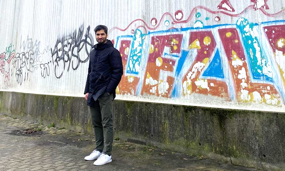 Andreas Mathew foran væg med graffiti i Frysehuset i Hjørring